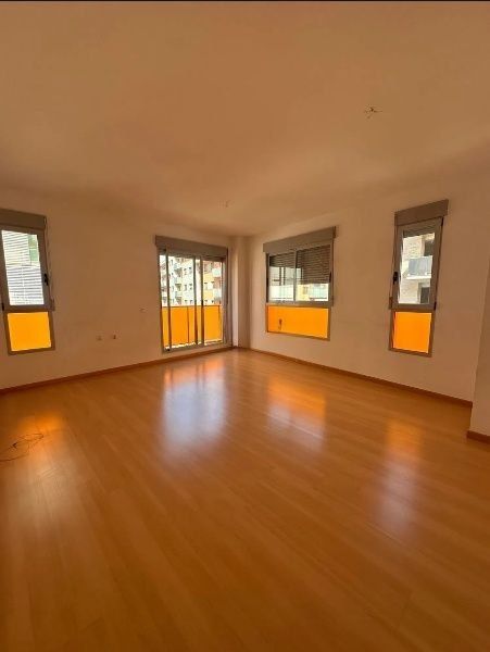 Bright apartment available for long-term rent in the Parc Central — Valencia · 1250€/mes