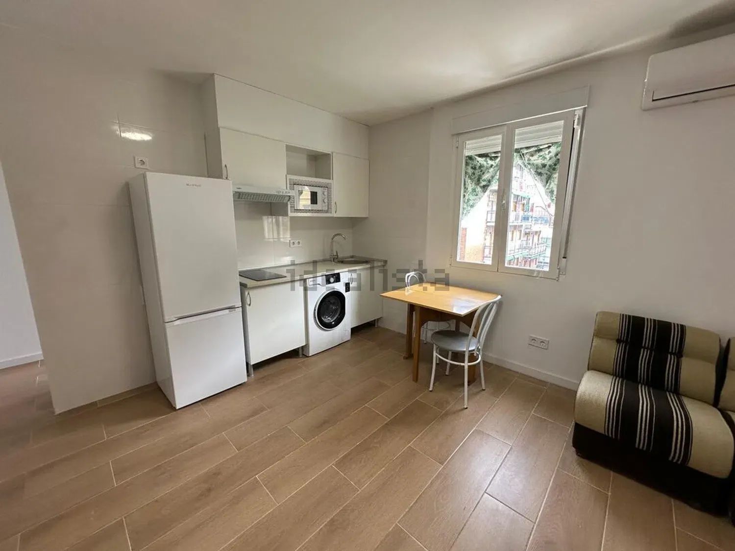 Piso en Calle de Sánchez Preciado, Valdezarza, Madrid — Madrid · 1190€/mes