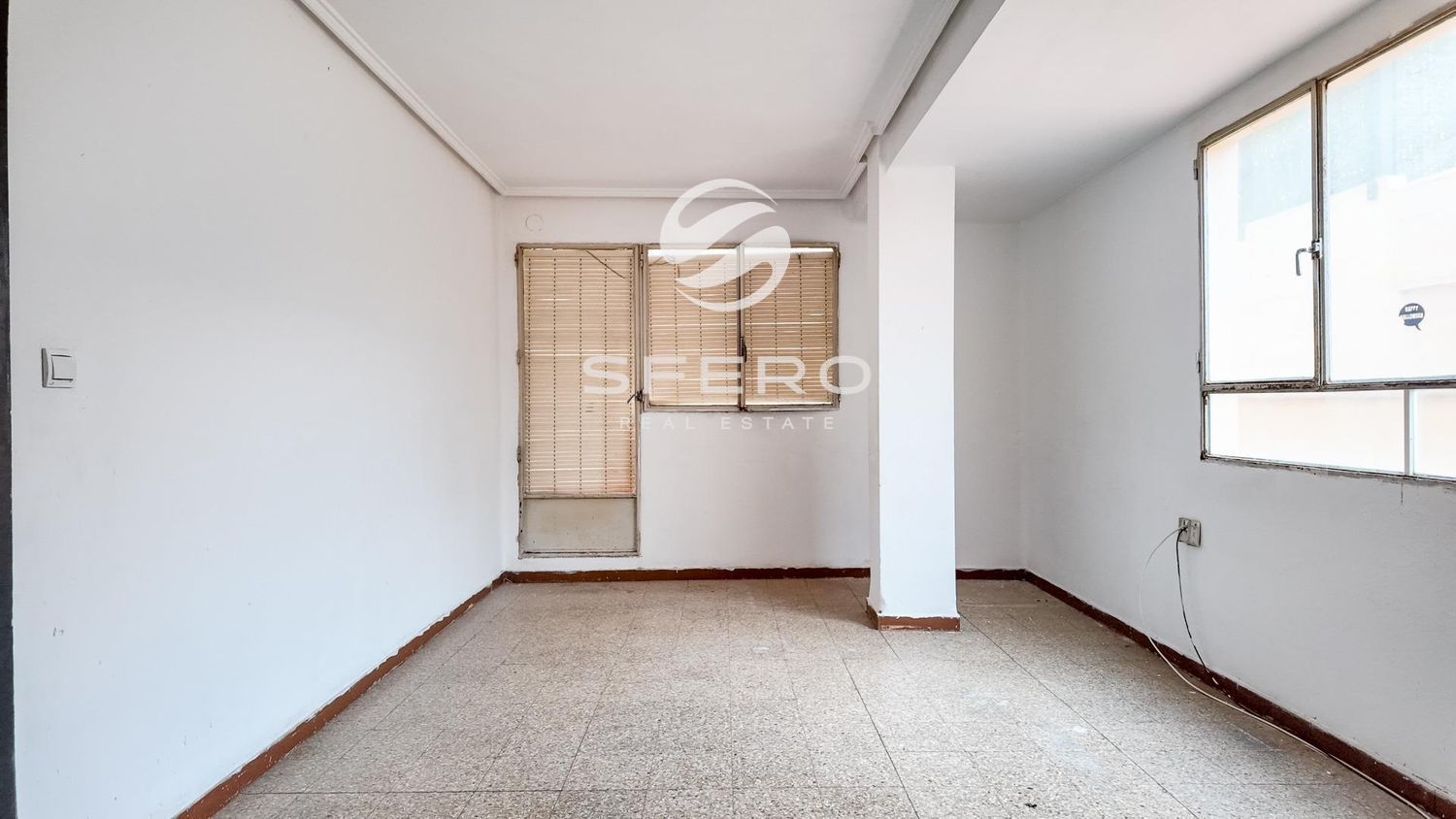 Piso de 4 dormitorios con gran terraza para reformar en Benicalap — Valencia · Venta — Val